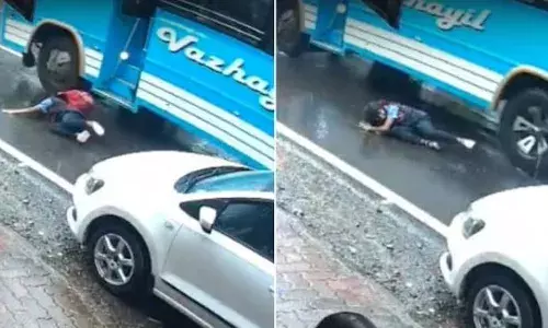 വിദ്യാർത്ഥികൾ ഇറങ്ങുന്നതിനിടെ ബസ് മുന്നോട്ടെടുത്തു; റോഡിലേയ്ക്ക് തെറിച്ച് വീണ വിദ്യാർത്ഥിനി രക്ഷപ്പെട്ടത് അത്ഭുതകരമായി; ബസ് നിർത്താതെ പോയെന്ന് ദൃക്‌സാക്ഷികൾ