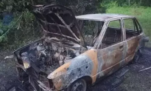 വീടിനു മുന്നിൽ നിർത്തിയിട്ടിരുന്ന കാറിന് തീപിടിച്ചു; അമ്മയ്ക്കും മൂന്ന് മക്കൾക്കും ഉൾപ്പെടെ അഞ്ച് പേർക്ക് പരിക്ക്; കുട്ടികളുടെ നില ഗുരുതരം