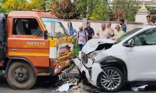 മിനിലോറിയും ഇന്നോവ കാറും കൂട്ടിയിടിച്ച് അപകടം; സിപിഐ മുൻ സംസ്ഥാന സെക്രട്ടറി കാനം രാജേന്ദ്രൻ്റെ ഭാര്യയ്ക്കും മകനും പരിക്ക്; സംഭവം കോട്ടയത്ത്