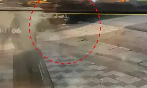 ആലപ്പുഴയില്‍ ഓടിക്കൊണ്ടിരുന്ന ബസില്‍ നിന്നും വിദ്യാര്‍ത്ഥിനി തെറിച്ചു വീണു; ഇലക്ട്രിക് പോസ്റ്റില്‍ തലയിടിച്ച വിദ്യാര്‍ത്ഥിനി ആശുപത്രിയില്‍