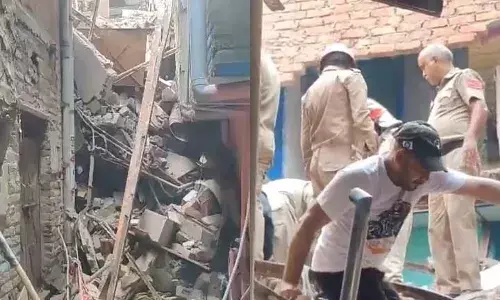 ഡല്‍ഹിയില്‍ നാലുനില കെട്ടിടം തകര്‍ന്നുവീണു; രണ്ട്  പേര്‍ മരിച്ചു; എട്ട് പേരെ രക്ഷപ്പെടുത്തി; കെട്ടിട അവശിഷ്ടങ്ങളില്‍ കുടുങ്ങി കിടക്കുന്നത് നിരവധി പേര്‍