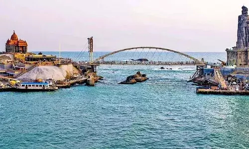 കടലിലെ ജലനിരപ്പ് താഴ്ന്നു; വിവേകാനന്ദ പാറയിലേക്കുള്ള ബോട്ട് സര്‍വീസ് താല്‍ക്കാലികമായി നിര്‍ത്തിവച്ചു