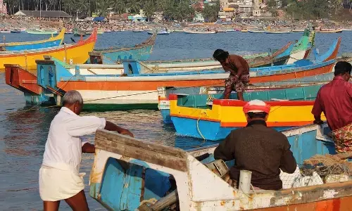 വിഴിഞ്ഞത്ത് നിന്നും മത്സ്യബന്ധനത്തിന് പോയ വള്ളത്തിന്റെ എഞ്ചിൻ തകരാറിലായി; കടലിൽ കുടുങ്ങിയ 5 മത്സ്യതൊഴിലാളികളെ മറൈൻ എൻഫോഴ്സ് മെന്‍റ്  രക്ഷപ്പെടുത്തി