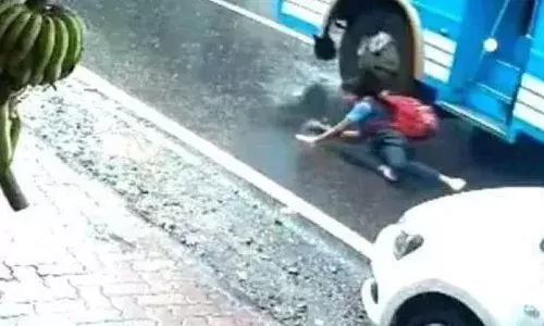 കാഞ്ഞിരപ്പള്ളിയിൽ വിദ്യാർത്ഥിനി സ്വകാര്യ ബസിൽ നിന്നും റോഡിലേയ്ക്ക് തെറിച്ച് വീണ് പരിക്കേറ്റ സംഭവം; ബസ് ജീവനക്കാർക്കെതിരെ കേസെടുത്ത് പോലീസ്; കൂടുതൽ നടപടിയുണ്ടാകുമെന്ന് മോട്ടോര്‍ വാഹന വകുപ്പ്