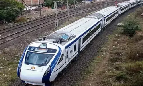 വളപട്ടണത്ത് വന്ദേഭാരത് കടന്നുപോകുന്നതിന് തൊട്ടു മുമ്പ് റെയില്‍വേ ട്രാക്കില്‍ കല്ല്; രണ്ടു പേര്‍ കസ്റ്റഡിയില്‍