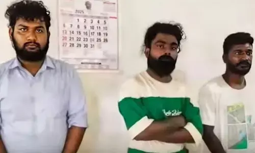 കഞ്ചാവ് വില്പന നടത്തുന്നത് എക്സൈസിനെ അറിയിച്ചതിലുള്ള വിരോധം; യുവാവിനെ തട്ടികൊണ്ട് പോയി മർദിച്ചു; കെട്ടിയിട്ട് തല മൊട്ടയടിച്ചു, കാലിൽ വാളുകൊണ്ട് വെട്ടി; ഒടുവിൽ റോഡിൽ ഉപേക്ഷിച്ച് കടന്നു; കേസിൽ മൂന്ന് പേര് പിടിയിൽ