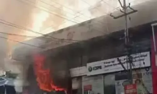 തിരുവനന്തപുരത്ത് മൂന്ന് നില കെട്ടിടത്തിൽ വൻ തീപിടിത്തം; ജിംനേഷ്യത്തിലുണ്ടായ തീ ഗ്യാസ് സിലിണ്ടർ ഗോഡൗണിലേക്കും പടർന്നു; ആളപായമില്ല