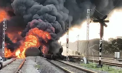 ചെന്നൈയില്‍ ചരക്ക് ട്രെയിനിന് തീപിടിച്ചു; ആളപായമില്ലെന്ന് റിപ്പോര്‍ട്ട്; അഞ്ച് ഡീസല്‍ ബോഗികള്‍ കത്തിയമര്‍ന്നു; ട്രെയിനുകള്‍ റദ്ദാക്കി