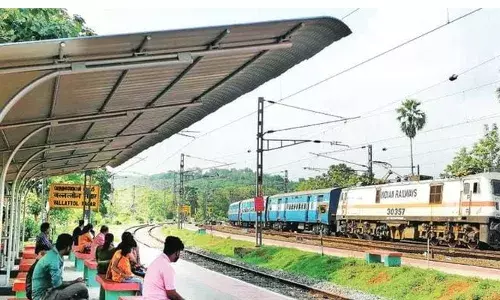 റെയില്‍വേ സ്റ്റേഷനിലെ ലഗേജ് ബുക്കിംഗ് വിഭാഗത്തില്‍ ഗുരുതരമായ ക്രമക്കേട്; രണ്ട് റെയില്‍വേ ഉദ്യേഗസ്ഥരെ സര്‍വീസില്‍ നിന്ന് പിരിച്ചുവിട്ടു; നടത്തിയത് ലക്ഷങ്ങള്‍ രൂപയുടെ തട്ടിപ്പ്; സംഭവത്തില്‍ വിജിലന്‍സ് അന്വേഷണം തുടരും