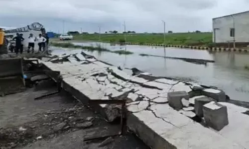 മധ്യപ്രദേശില്‍ കനത്ത മഴ; വിമാനത്താവളത്തിന്റെ സുരക്ഷാ ചുറ്റുമതിലിന്റെ ഒരുഭാഗം ഇടിഞ്ഞുവീണു; മതിലിന്റെ താഴെയുള്ള മണ്ണ് ഒലിച്ച്‌പോയതാകാം ഇടിഞ്ഞ് വീഴാന്‍ കാരണമെന്ന് പ്രാഥമിക നിഗമനം