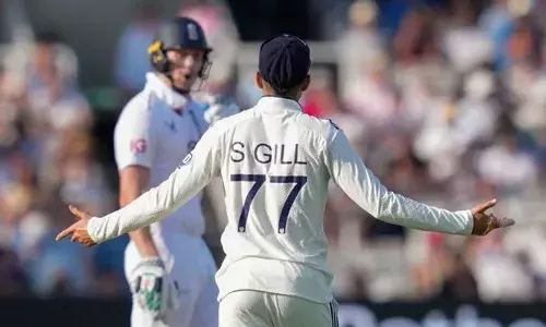 മൂന്നാം ദിനം കളിതീരാന്‍ ആറുമിനിറ്റോളം ബാക്കി;  ബുമ്രയെ പേടിച്ച് സമയം കളഞ്ഞ് ക്രോളി; ഓരോ പന്തും നേരിടാന്‍ പതിവിലും ഒരുക്കം; കാര്യം പിടികിട്ടിയതോടെ അശ്ലീലവര്‍ഷവുമായി ഗില്‍;  ഫിസിയോയെ വിളിച്ചതോടെ കയ്യടിച്ച് ഇന്ത്യന്‍ താരങ്ങള്‍; മുന്‍താരങ്ങളുടെ വാക്‌പോര്; ലോര്‍ഡ്‌സില്‍ സ്വന്തം കാണികള്‍ക്ക് മുന്നില്‍ മുട്ടിടിച്ച് ഇംഗ്ലണ്ട്