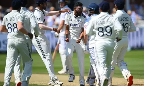 കമോണ്‍ ഇന്ത്യ.... കമോണ്‍! വിക്കറ്റെടുത്തതിനു പിന്നാലെ ഡക്കറ്റിന്റെ തോളിന് ഇടിച്ച് യാത്രയയപ്പ്; പിന്നാലെ ഒലി പോപ്പിനെ വിക്കറ്റിന് മുന്നില്‍ കുരുക്കി സിറാജ്;  ചെറുത്തുനിന്ന സാക് ക്രോളിയെ വീഴ്ത്തി നിതീഷ് റെഡ്ഡി; ലോര്‍ഡ്‌സ് ടെസ്റ്റില്‍ ഇംഗ്ലണ്ടിനെ വിറപ്പിച്ച് ഇന്ത്യന്‍ പേസര്‍മാര്‍