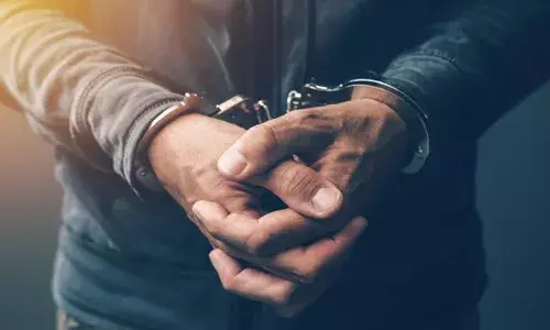 എട്ടു വയസ്സുകാരിയെ അമ്മ കുളിപ്പിക്കുന്ന ദൃശ്യം ഫോണില്‍ ചിത്രീകരിക്കാന്‍ ശ്രമം; ബെംഗളൂരുവില്‍ മലയാളി യുവാവ് അറസ്റ്റില്‍