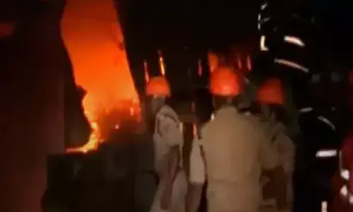 കൊച്ചി നഗരത്തില്‍ വ്യാപാര സ്ഥാപനത്തിന് തീപിടിച്ചു;  തീപിടിത്തമുണ്ടാകുന്നത് പുലര്‍ച്ചെ മൂന്ന് മണിയോടെ: തീ അണയ്ക്കാനുള്ള ശ്രമം തുടരുന്നു