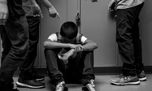 പാട്ടുപാടാന്‍ അറിയില്ലെന്ന് പറഞ്ഞതോടെ മര്‍ദനം; പ്ലസ് വണ്‍ വിദ്യാര്‍ഥിയെ അടിച്ചുവീഴ്ത്തിയ സംഘം ചവിട്ടി പരുക്കേല്‍പ്പിച്ചു: സീനിയര്‍ വിദ്യാര്‍ത്ഥികള്‍ക്കെതിരെ പരാതി