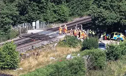 ആമസോണ്‍ ഡെലിവറി വാഹനം അപകടത്തില്‍ പെട്ടു; ബ്രിട്ടനില്‍ ലവല്‍ക്രോസില്‍ ട്രെയിനും വാനുമായി കൂട്ടിയിടിച്ച് ഒരാള്‍ മരിച്ചു