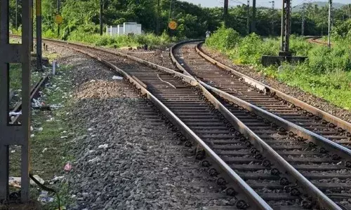 മദ്യപിച്ചെത്തിയ സംഘം റെയിൽവെ ട്രാക്ക് പരിശോധിക്കാനെത്തിയ ജീവനക്കാര്‍ക്കുനേരെ കല്ലെറിഞ്ഞു; 2 പേർ പിടിയിൽ; ഓടി രക്ഷപ്പെട്ട പ്രതിക്കായി തിരച്ചിൽ ഊർജ്ജിതമാക്കി പോലീസ്