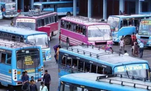 പരാതിയുടെ അടിസ്ഥാനത്തിൽ പരിശോധന; കൊച്ചി നഗരത്തിൽ കണ്ടെത്തിയത് വ്യാപക നിയമ ലംഘനങ്ങൾ; മദ്യപിച്ച് വാഹനം ഓടിച്ച മൂന്ന് സ്വകാര്യ ബസ് ഡ്രൈവർമാരുടെ ലൈസൻസ് റദ്ദാക്കി