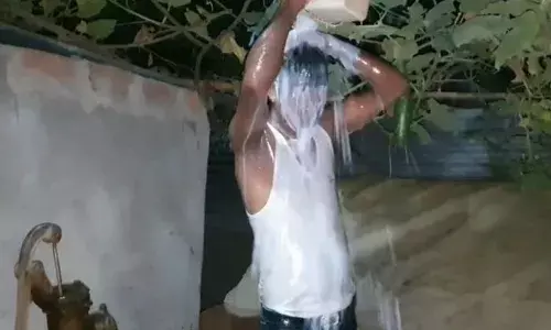 പല തവണ കാമുകനൊപ്പം പോയി; മകളെ വിചാരിച്ച് ക്ഷമിച്ചിട്ടും കാര്യമുണ്ടായില്ല; ഇതല്ലാതെ വേറെ മാർഗ്ഗമില്ലായിരുന്നു; ഭാര്യയിൽ നിന്ന് വിവാഹമോചനം നേടിയ ശേഷം 40 ലിറ്റർ പാലിൽ കുളിച്ച് യുവാവ്; വൈറലായി വീഡിയോ