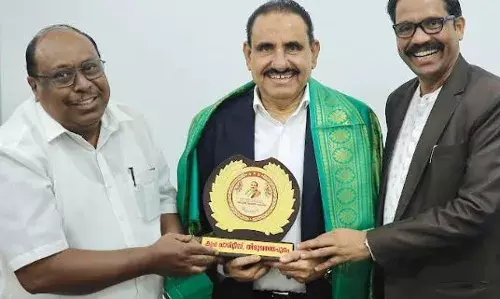 സഫാരി സൈനുല് ആബിദീന് കൃപ ചാരിറ്റീസിന്റെ ആദരം സഫാരി സൈനുല് ആബിദീന് കൃപ ചാരിറ്റീസിന്റെ ആദരം