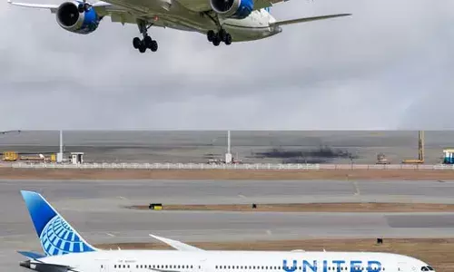 യുണൈറ്റഡ് എയര്ലൈന്സ് വിമാനം വഴിതിരിച്ചുവിട്ടു: രണ്ട് ദീര്ഘദൂര സര്വീസുകളെ ബാധിച്ചു യുണൈറ്റഡ് എയര്ലൈന്സ് വിമാനം വഴിതിരിച്ചുവിട്ടു: രണ്ട് ദീര്ഘദൂര സര്വീസുകളെ ബാധിച്ചു