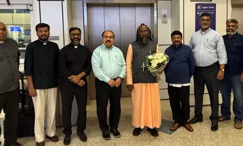 ബിഷപ്പ് മാത്യൂസ് മാര്‍ സെറാഫിം തിരുമേനിക്കു ഡാളസ് വിമാനത്താവളത്തില്‍ ഊഷ്മള വരവേല്‍പ്