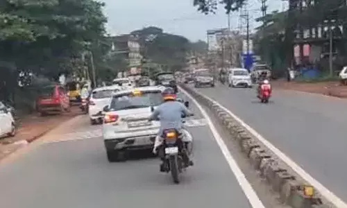 കണ്ണൂര്‍ - തലശേരി ദേശീയപാതയില്‍ ആംബുലന്‍സിന്റെ വഴിമുടക്കി; ബൈക്ക് യാത്രക്കാരന് അയ്യായിരം രൂപ പിഴ