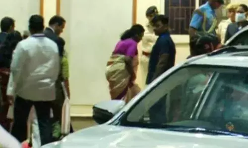 അധ്യാപകനെതിരെ നല്‍കിയ ലൈംഗിക അധിക്ഷേപ പരാതി പരിഗണിച്ചില്ല; ആത്മഹത്യക്ക് ശ്രമിച്ച വിദ്യാര്‍ഥിനിയെ സന്ദര്‍ശിച്ച് രാഷ്ട്രപതി