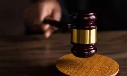 ശൗചാലയത്തിലിരുന്ന് വിര്‍ച്വല്‍ കോടതി നടപടികളില്‍ പങ്കെടുത്തു; ദൃശ്യങ്ങള്‍ പ്രചരിച്ചതോടെ വിമര്‍ശനം; യുവാവിന് ഒരുലക്ഷം രൂപ പിഴയിട്ട് ഹൈക്കോടതി