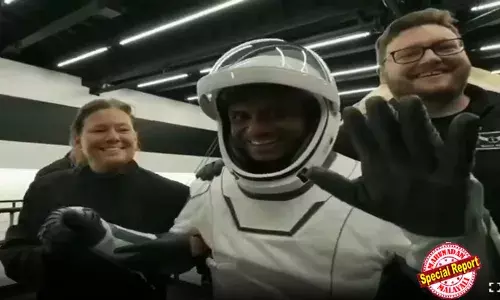 ഡ്രാഗണ്‍ ഗ്രേസ് പേടകം സ്പ്ലാഷ് ഡൗണ്‍ ചെയ്ത ശേഷം 50 മിനിറ്റോളം കാത്തിരിപ്പ്; ചങ്ങലകളില്‍ ബന്ധിച്ച് റിക്കവറി കപ്പലില്‍ എത്തിച്ച പേടകത്തിന് ചുറ്റും സുരക്ഷാപരിശോധനയുമായി പിപിഇ സ്യൂട്ട് ധരിച്ച റിക്കവറി ടീം; 3.39 ന് ആദ്യം പുറത്തുവന്നത് മിഷന്‍ കമാന്‍ഡര്‍ പെഗി വിറ്റ്‌സണ്‍; 3.52 ന് രണ്ടാമനായി കൈ വീശി കൊണ്ട് ശുംഭാശുവിന്റെ വരവ്; ഇന്ത്യയില്‍ തിരിച്ചെത്തുക ഓഗസ്റ്റ് 17ന്