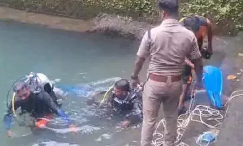 ക്ഷേത്ര കുളത്തിൽ കുളിക്കുമ്പോൾ സ്വർണ്ണമാല നഷ്ടമായി; നാട്ടുകാർ ശ്രമിച്ചിട്ടും കാര്യമുണ്ടായില്ല; ഒടുവിൽ മൂന്ന് പവന്റെ മാല മുങ്ങിത്തപ്പിയെടുത്ത് ഫയർഫോഴ്സ്