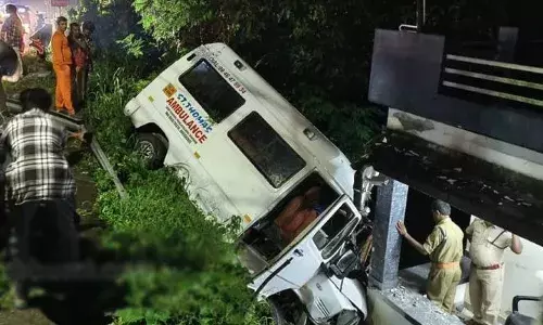 രോഗിയുമായി ആശുപത്രിയിലേക്ക് പോയ ആംബുലന്‍സ് നിയന്ത്രണം വിട്ട് വീടിന് മുകളിലേക്ക് മറിഞ്ഞ് അപകടം; സംഭവത്തില്‍ അഞ്ച് പേര്‍ക്ക് പരിക്ക്; രണ്ട് പേരുടെ നില ഗുരുതരം