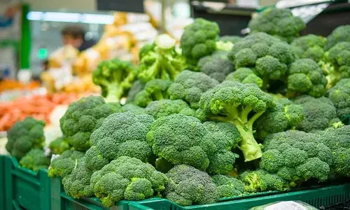 കാന്‍സര്‍ ഭേദമാക്കുമെന്ന വിശ്വാസം പ്രബലമാകുന്നു; വെല്‍നസ് മേഖലയിലെ പുതിയ ട്രെന്‍ഡായി ബ്രോക്കോളി ജ്യൂസ് ഷോട്ടുകള്‍; കായിക ലോകത്തെ വമ്പന്മാരും ബ്രോക്കോളിക്ക് പിന്നാലെ; ആരോഗ്യപ്രശ്‌നങ്ങള്‍ ഉള്ളവര്‍ കഴിക്കേണ്ടത് ഡോക്ടറുടെ നിര്‍ദ്ദേശാനുസരണം മാത്രം