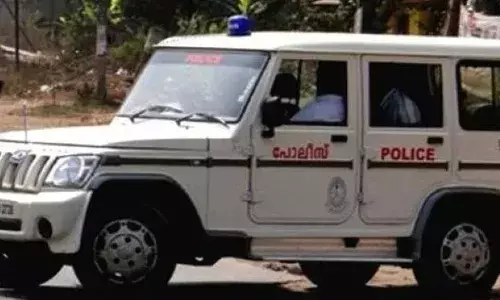 സാമ്പത്തിക ഇടപാടിനെ തുടർന്നുള്ള വൈരാഗ്യം; പോലീസെന്ന വ്യാജേനയെത്തിയ സംഘം ട്രാവൽസ് ഉടമയെ തട്ടിക്കൊണ്ടു പോയി; പ്രതികൾക്കായി അന്വേഷണം ഊർജ്ജിതമാക്കി പോലീസ്