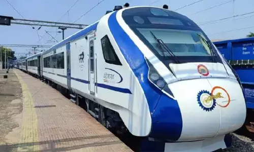 ട്രെയിന്‍ പുറപ്പെടുന്നതിനോ സ്റ്റേഷനുകളില്‍ എത്തുന്നതിനോ മുമ്പ് കറന്റ് റിസര്‍വേഷന്‍; എട്ട് വന്ദേഭാരത് എക്സ്പ്രസുകളില്‍ 15 മിനിറ്റ് മുമ്പുവരെ ടിക്കറ്റ് ബുക്ക് ചെയ്യാന്‍ അവസരം