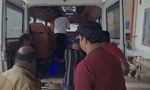 മകളുമായുള്ള സൗഹൃദം ചോദ്യം ചെയ്ത് തര്‍ക്കം; ഇടുക്കിയില്‍ സ്‌കൂള്‍ പരിസരത്ത് പെപ്പര്‍ സ്പ്രേ പ്രയോഗം; വിദ്യാര്‍ഥികള്‍ ആശുപത്രിയില്‍