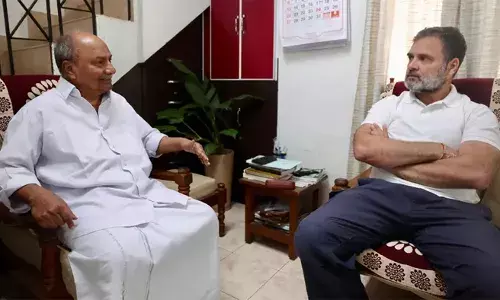മുതിര്‍ന്ന നേതാവ് എ കെ ആന്റണിയെ സന്ദര്‍ശിച്ച് രാഹുല്‍ ഗാന്ധി; മറ്റ് നേതാക്കള്‍ പുറത്തിറങ്ങിയ ശേഷവും 20 മിനിറ്റോളം കോണ്‍ഗ്രസ് കാരണവരെ ഒറ്റയ്ക്ക് കണ്ട് രാഹുല്‍; നിലവിലെ രാഷ്ട്രീയ സാഹചര്യങ്ങളും കോണ്‍ഗ്രസിന്റെ സാധ്യതകളും ചര്‍ച്ചയായെന്ന് സൂചന; തെന്നലയുടെയും സി വി പത്മരാജന്റെയും വസതികളും സന്ദര്‍ശിച്ചു രാഹുല്‍