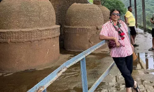 മുഖമടച്ച് വീഴുന്ന അടുത്ത ഇരയെയും കാത്ത് ആ ഓട്ടോ ദാദറിന്റെ പുറത്ത് ഇപ്പോഴും കിടപ്പുണ്ടാവും..; മുംബൈയിൽ തട്ടിപ്പിനിരയായെന്ന വെളിപ്പെടുത്തലുമായി അനാർക്കലിയുടെ അമ്മ ലാലി പി.എം മുഖമടച്ച് വീഴുന്ന അടുത്ത ഇരയെയും കാത്ത് ആ ഓട്ടോ ദാദറിന്റെ പുറത്ത് ഇപ്പോഴും കിടപ്പുണ്ടാവും..; മുംബൈയിൽ തട്ടിപ്പിനിരയായെന്ന വെളിപ്പെടുത്തലുമായി അനാർക്കലിയുടെ അമ്മ ലാലി പി.എം
