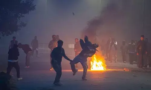 ഫ്രാന്‍സില്‍ കുടിയേറ്റ കലാപം; പോലീസിന് നേരെ കല്ലേറും റോഡില്‍ തീയിടലും; കലാപം പൊട്ടിപ്പുറപ്പെട്ടത് അഭയാര്‍ത്ഥികള്‍ അടങ്ങിയ ഒരു ചെറിയ ബോട്ട് പോലീസ് തടഞ്ഞതോടെ