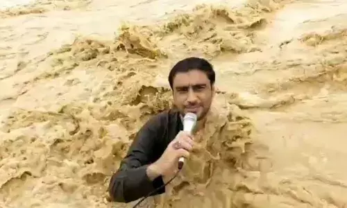 കഴുത്തറ്റം വെള്ളത്തില്‍ നിന്ന് ലൈവ് റിപ്പോർട്ടിംഗ്; പെടുന്നനെ ഒഴുക്ക് വർധിച്ചു; പാകിസ്താൻ മാധ്യമപ്രവർത്തകൻ ഒഴുക്കിൽപ്പെട്ടു