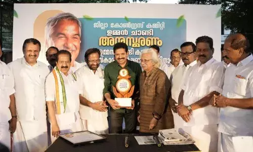 ഉമ്മന്‍ ചാണ്ടി കാരുണ്യ പുരസ്‌കാരം ഡിഫറന്റ് ആര്‍ട് സെന്ററിന് സമ്മാനിച്ചു