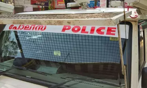 വീടിനടുത്ത് ചപ്പുചവറുകള്‍ ഇട്ടതുമായി ബന്ധപ്പെട്ട തര്‍ക്കം; ഇരട്ടകളായ  പൊലീസ് സഹോദരന്മാര്‍ തമ്മില്‍ കയ്യാങ്കളി