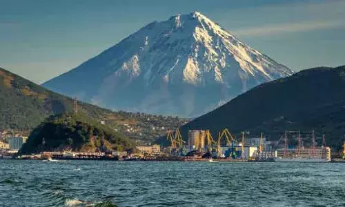 റഷ്യയുടെ കിഴക്കന്‍ തീരത്ത് 7.4 തീവ്രതയുള്ള ഭൂചലന പരമ്പര; പസഫിക് തീരങ്ങളില്‍ സുനാമി മുന്നറിയിപ്പ്