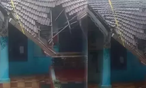 രാവിലെ സ്‌കൂൾ കോബൗണ്ടിൽ ഓട് പൊട്ടുന്ന ശബ്ദം; ആലപ്പുഴയില്‍ സ്‌കൂള്‍ മേൽക്കൂര തകര്‍ന്ന് വീണു; അവധി ദിവസമായതിനാൽ വൻ ദുരന്തം ഒഴിവായി