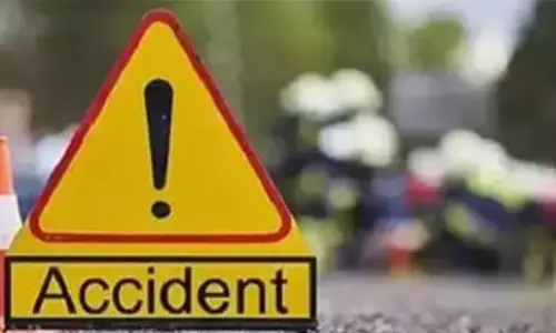 സ്‌കൂട്ടറിൽ പോയ യുവതിയുടെ കഴുത്തിൽ കേബിൾ കുരുങ്ങി അപകടം; കൂടെ ഉണ്ടായിരുന്ന അമ്മയ്ക്കും പരിക്ക്; രക്ഷപ്പെട്ടത് ഭാഗ്യം കൊണ്ട്