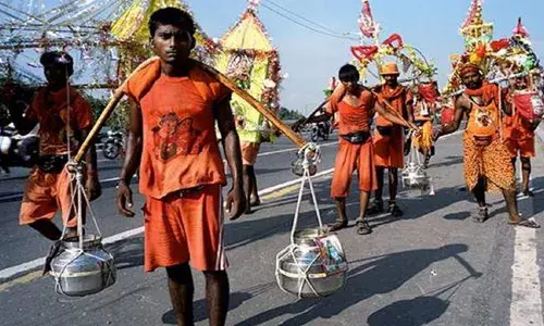തുണിയുരിഞ്ഞ് പരിശോധന; സ്‌കൂൾ ബസ് അടിച്ചുപൊട്ടിക്കൽ; ഇനി കാവഡ് യാത്രികർ വാൾ വീശിയാൽ പണി കിട്ടും; സൈലൻസറുകൾ ഇല്ലാത്ത ബൈക്കിനും നിരോധനം; എല്ലാം നിരീക്ഷിച്ച് യുപി പോലീസ്