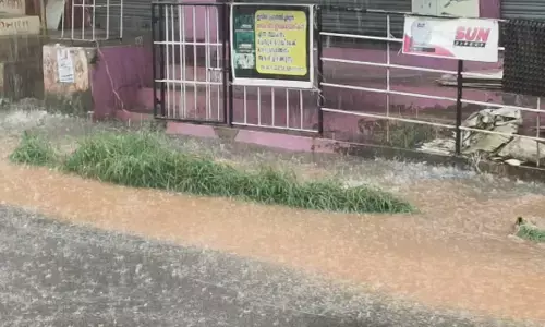 മഴ പെയ്ത് വെള്ളം റോഡിൽ കുത്തിയൊലിച്ചു; ഓട തിരിച്ചറിയാൻ പറ്റാത്ത അവസ്ഥ; പിന്നാലെ ബൈക്ക് അപകടത്തിൽ യാത്രികർക്ക് പരിക്ക്; സംഭവം തിരുവനന്തപുരത്ത്