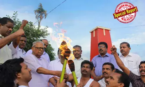 ഒരു പൊലീസുകാരന്‍ തോക്കില്‍ ബയണറ്റ് പിടിപ്പിച്ച് ഉള്ളംകാലില്‍ കുത്തി; കാല്‍പാദം തുളഞ്ഞ് ബയണറ്റ് അപ്പുറം കയറി; ചോര ഭിത്തിയിലേക്ക് ചീറ്റിത്തെറിച്ചു: മരിച്ചുവെന്ന് കരുതി കാട്ടില്‍ ഉപേക്ഷിച്ചപ്പോള്‍ അനക്കം കണ്ട് രക്ഷിച്ചത് കള്ളന്‍ കോലപ്പന്‍; വിഎസിന് ജീവിതം തിരിച്ചുതന്നത് ഒരു കള്ളന്‍