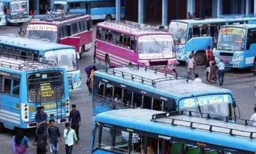 ചർച്ചയിലൂടെ സമവായത്തിൽ എത്താമെന്ന് ഗതാഗത മന്ത്രി കെ.ബി. ഗണേഷ് കുമാറിന്റെ ഉറപ്പ്; സ്വകാര്യ ബസ് പണിമുടക്ക് മാറ്റിവെച്ചു