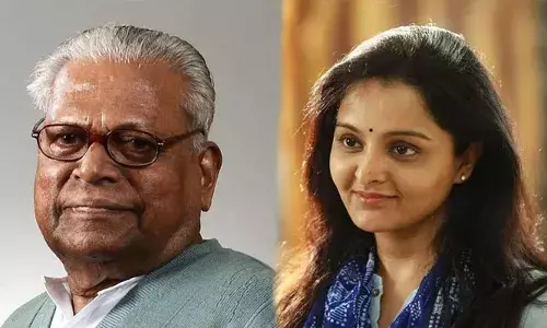 പുന്നപ്ര-വയലാർ സമരത്തിൻ്റെ ഓർമയായ ബയണറ്റ് അടയാളമുള്ള കാല്പാദവുമായി ജനഹൃദയങ്ങളിലേക്ക് നടന്നുകയറി; വി.എസ് പേരിനെ ശരിയടയാളമാക്കിയ നേതാവെന്ന് മഞ്ജു വാര്യർ